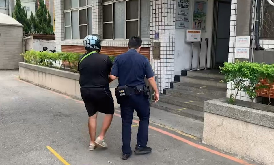 ▲蘇男騎機車逆向行駛,不服取締又辱罵員警,依現行犯逮捕送辦 (圖/台中豐原分局提供)