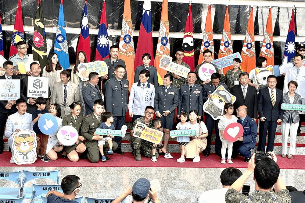中共每天對台海空域挑釁 孫立方:正好是國軍的訓練機會 39 軍人與子女合影