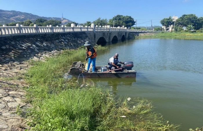 天熱湖庫魚群暴斃 金門縣自來水廠持續清理水質無虞