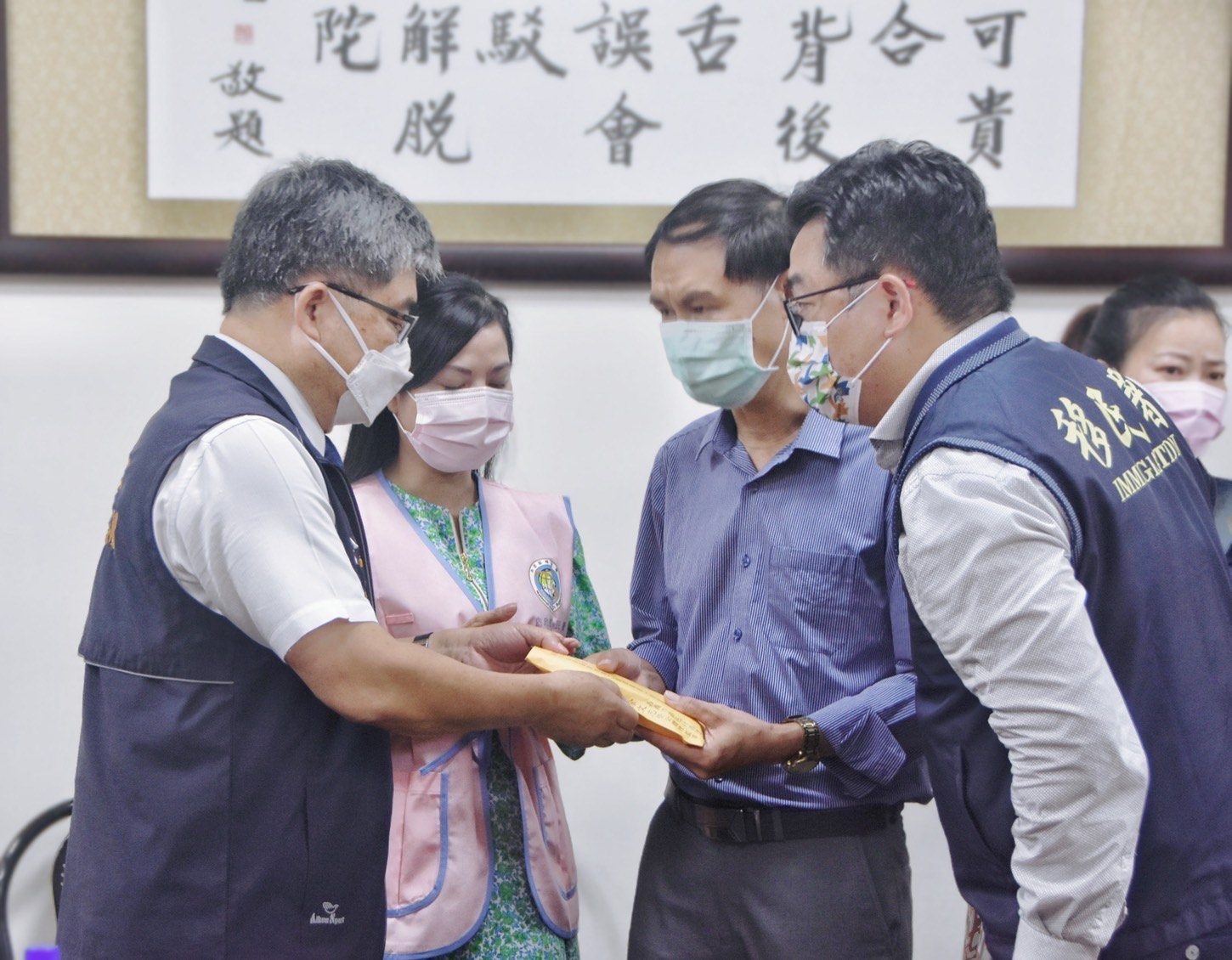 圖片說明 : 因病昏迷越南移工家屬接受嘉邑行善的資助返鄉旅費。(移民署提供)