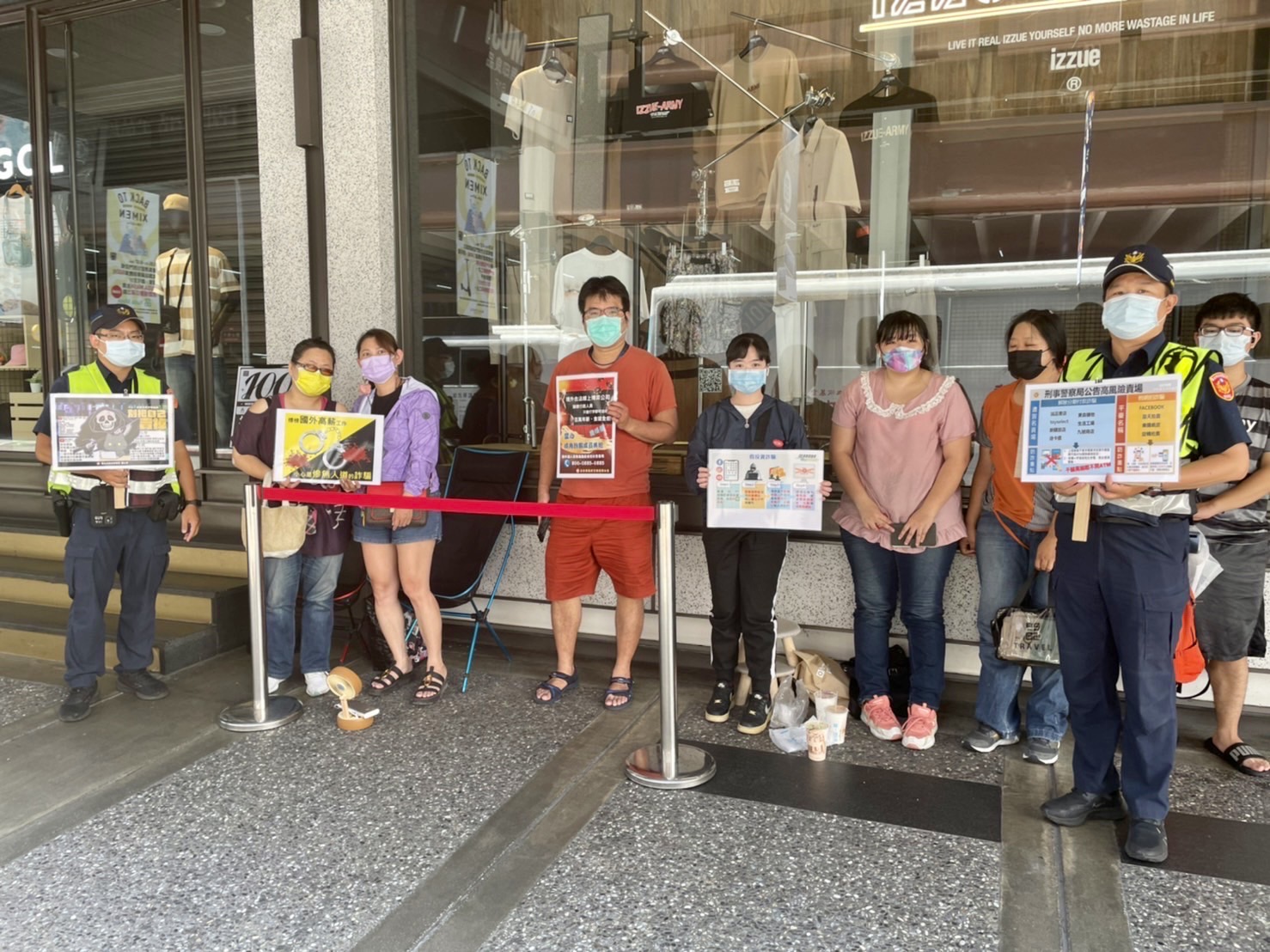 圖片說明:臺北市保安警察大隊至西門町徒步巡邏,手持宣導海報、標語提醒民眾及青少年認識常見的網路詐騙手法。(記者宋紹誠翻攝)