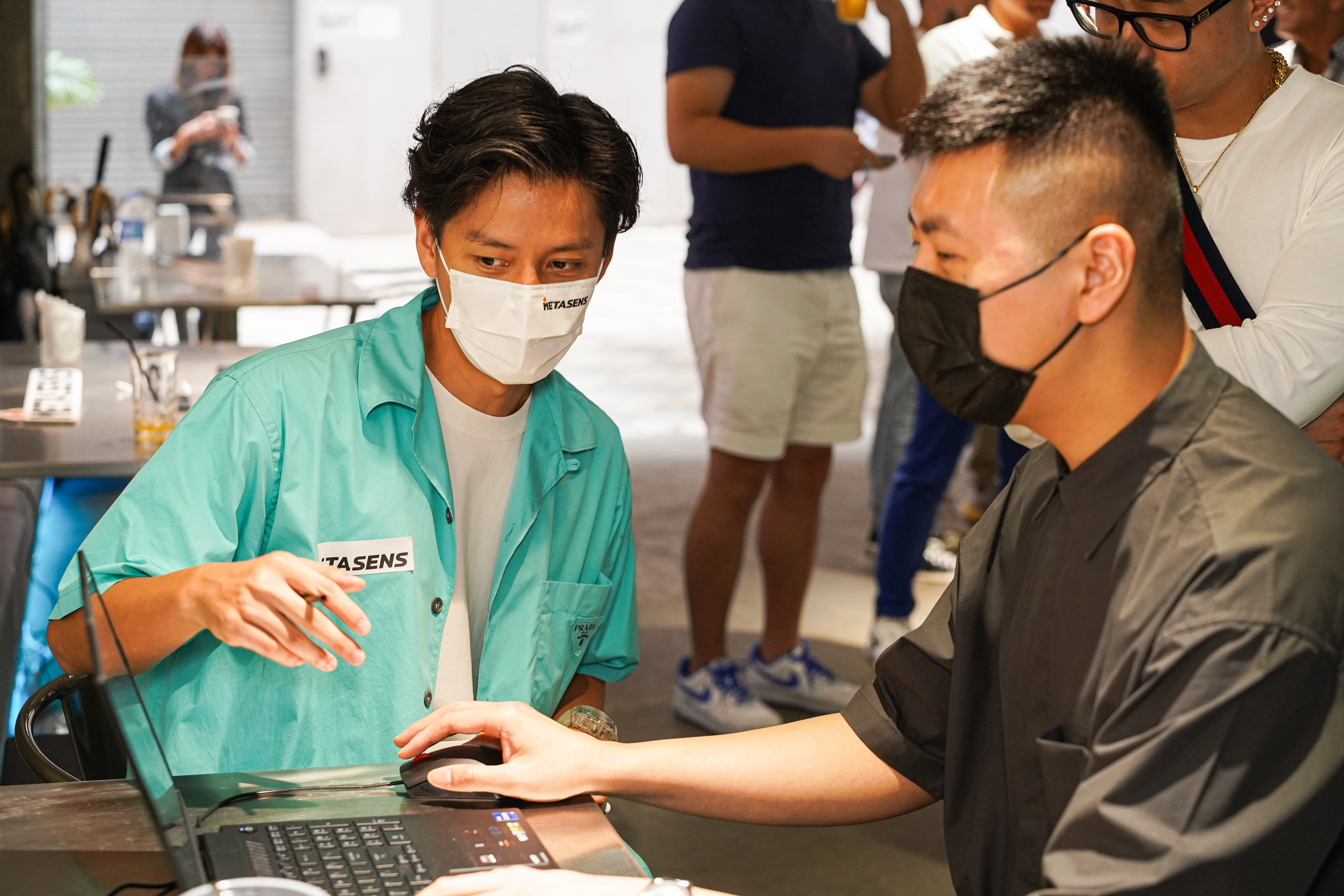 帝國科技集團有限公司行政總裁兼執行董事楊東成（左）正向發布會參加者介紹遊戲