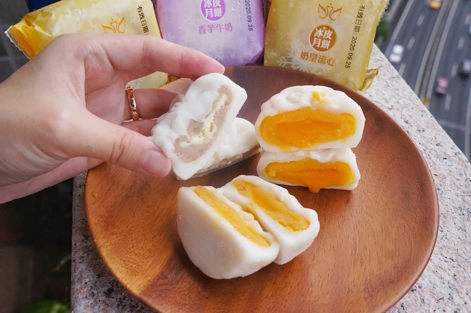 雪藏冰皮月餅,冰涼口感超級消暑,麻糬外皮Q彈可口搭配爆漿雙層餡,讓人一吃就上癮!(圖/麥仕佳)