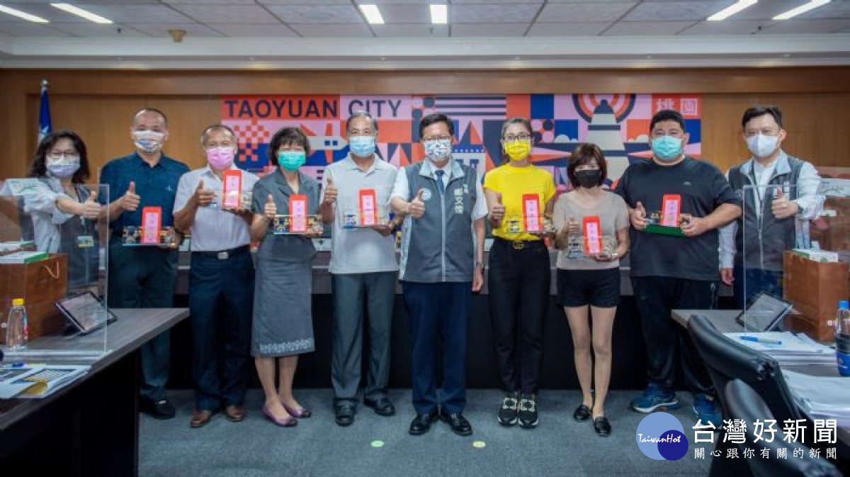 市長與110年各機關學校績優事務人員合照。