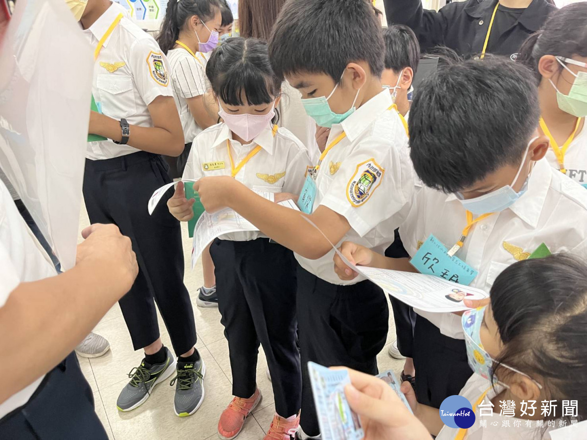 移民署臺中市第二服務站為增進兒童對移民署工作的瞭解,暑假期間與臺中市親子閱讀協會共同舉辦小小移民官體驗營。