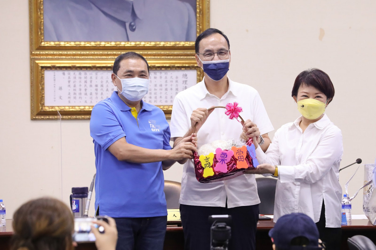 國民黨中常會今（17）日通過徵召現任新北市長侯友宜（左）、現任台中市長盧秀燕（右）參選連任。（圖／中國國民黨）