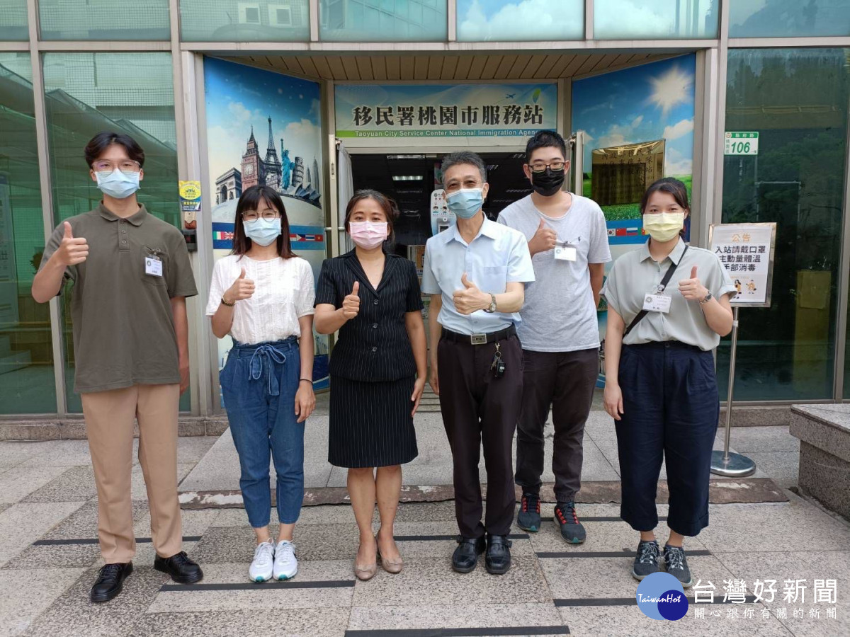 桃園市服務站黃英貴主任(左3)、銘傳大學犯罪防治系黃讚松老師(左4)與學生們