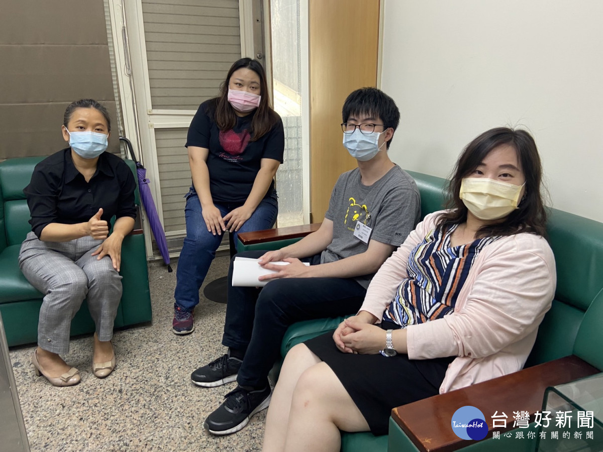 銘傳大學犯罪防治系戴世玫老師(右1)關懷暑假期間於桃園市服務站實習的學生