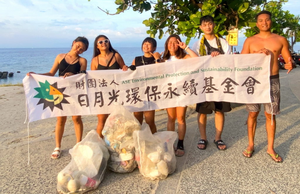 暑假期間處於各離島旅遊旺季,居琉潛水老闆鍾秉辰(右一)藉此邀請許多民眾加入淨灘的行列。(圖片由財團法人日月光環保永續基金會提供)