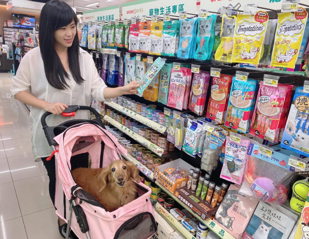 7-ELEVEN觀察到毛世代多元生活需求,整合6,500家門市、網購平台「i預購」、社群團購「i划算」、外送服務「OPEN NOW」..等線上線下多元渠道推動百大寵物商品與服務,擴大實體門市寵物專區規模達1,200店