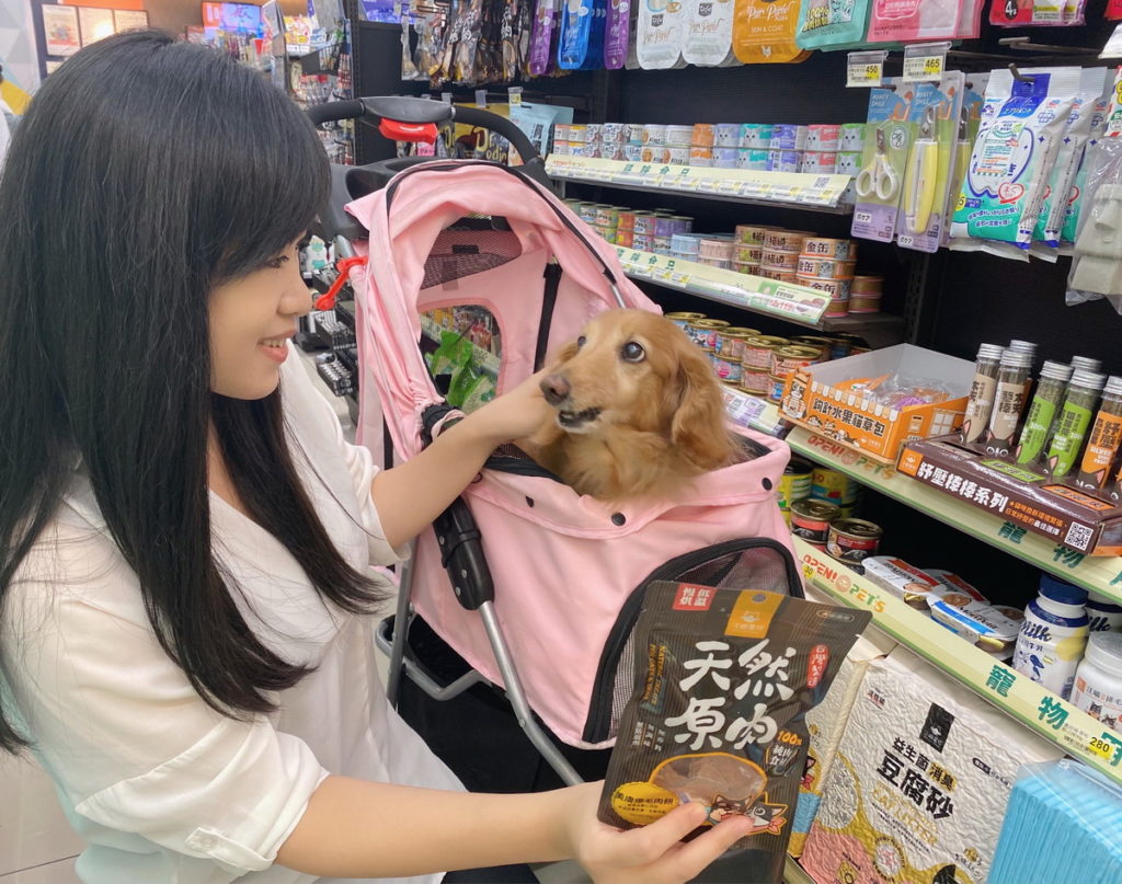 7-ELEVEN觀察到毛世代多元生活需求,整合6,500家門市、網購平台「i預購」、社群團購「i划算」、外送服務「OPEN NOW」..等線上線下多元渠道推動百大寵物商品與服務,擴大實體門市寵物專區規模達1,200店