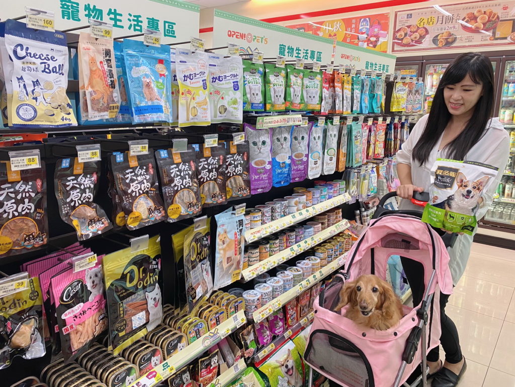 7-ELEVEN觀察到毛世代多元生活需求,整合6,500家門市、網購平台「i預購」、社群團購「i划算」、外送服務「OPEN NOW」..等線上線下多元渠道推動百大寵物商品與服務,擴大實體門市寵物專區規模達1,200店