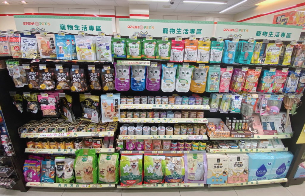 7-ELEVEN觀察到毛世代多元生活需求,整合6,500家門市、網購平台「i預購」、社群團購「i划算」、外送服務「OPEN NOW」..等線上線下多元渠道推動百大寵物商品與服務,擴大實體門市寵物專區規模達1,200店