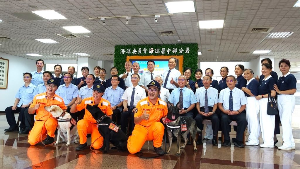 海巡署中部分署舉行特種行動救援車演練後,大合影。(圖/陳惠玲攝影)