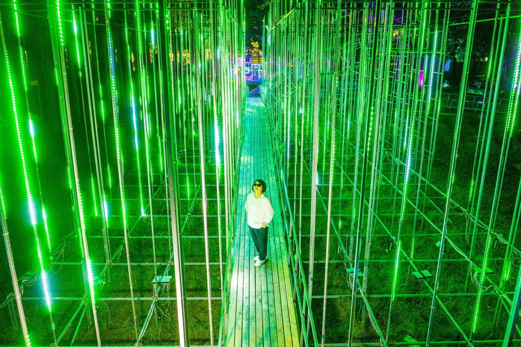 置身「全臺最大LED立體矩陣-宇宙之巔」中一秒變身駭客任務主角
