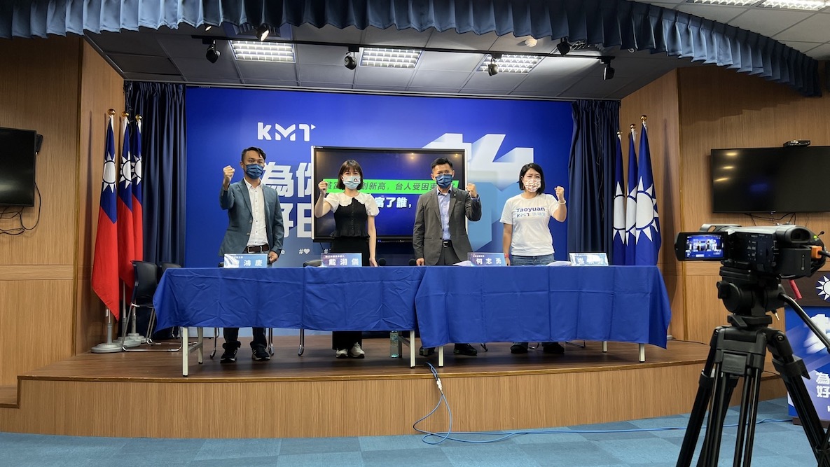轟蔡政府放任貧富差距拉大 國民黨:生活苦才被騙到柬埔寨 38 國民黨17日召開「貧富差距創新高,台人受困柬埔寨,蔡總統你富了誰,窮了誰」記者會,與會者一起呼口號。