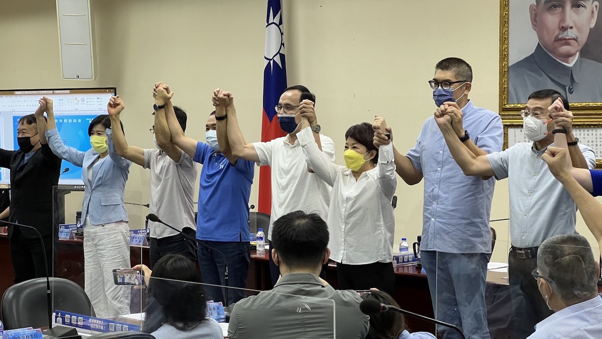 侯友宜盧秀燕受國民黨徵召 脫口:抗中保台是每位首長共同責任 33 國民黨中常會17日通過徵召新北市長侯友宜、台中市長盧秀燕競選連任。黨主席朱立倫高舉兩位雙手,高喊凍蒜。