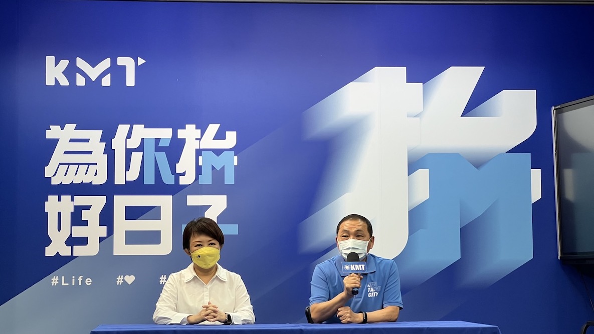 侯友宜盧秀燕受國民黨徵召 脫口:抗中保台是每位首長共同責任 34 國民黨中常會17日通過徵召新北市長侯友宜、台中市長盧秀燕競選連任。侯友宜、盧秀燕接受媒體訪問。