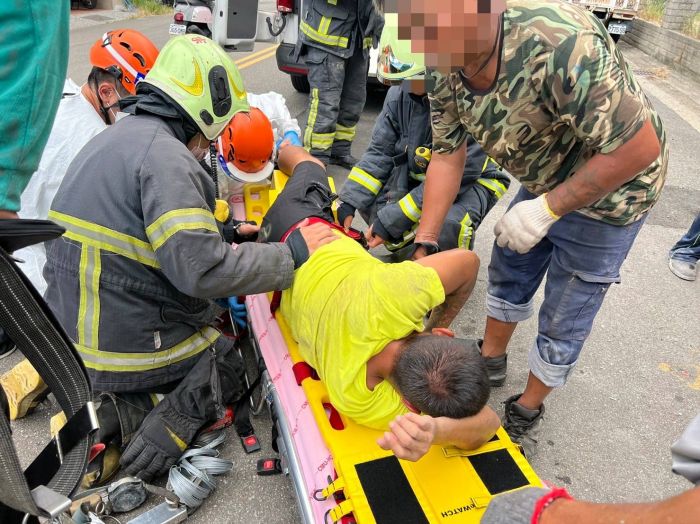 男子工地意外踩空遭鋼筋刺穿大腿 警馳援協助緊急送醫