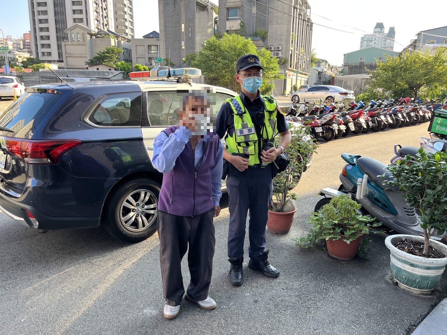 圖片說明:臺中市政府警察局第四分局黎明派出暖警親自將迷路老翁護送回住處。(記者林㤈輝翻攝)