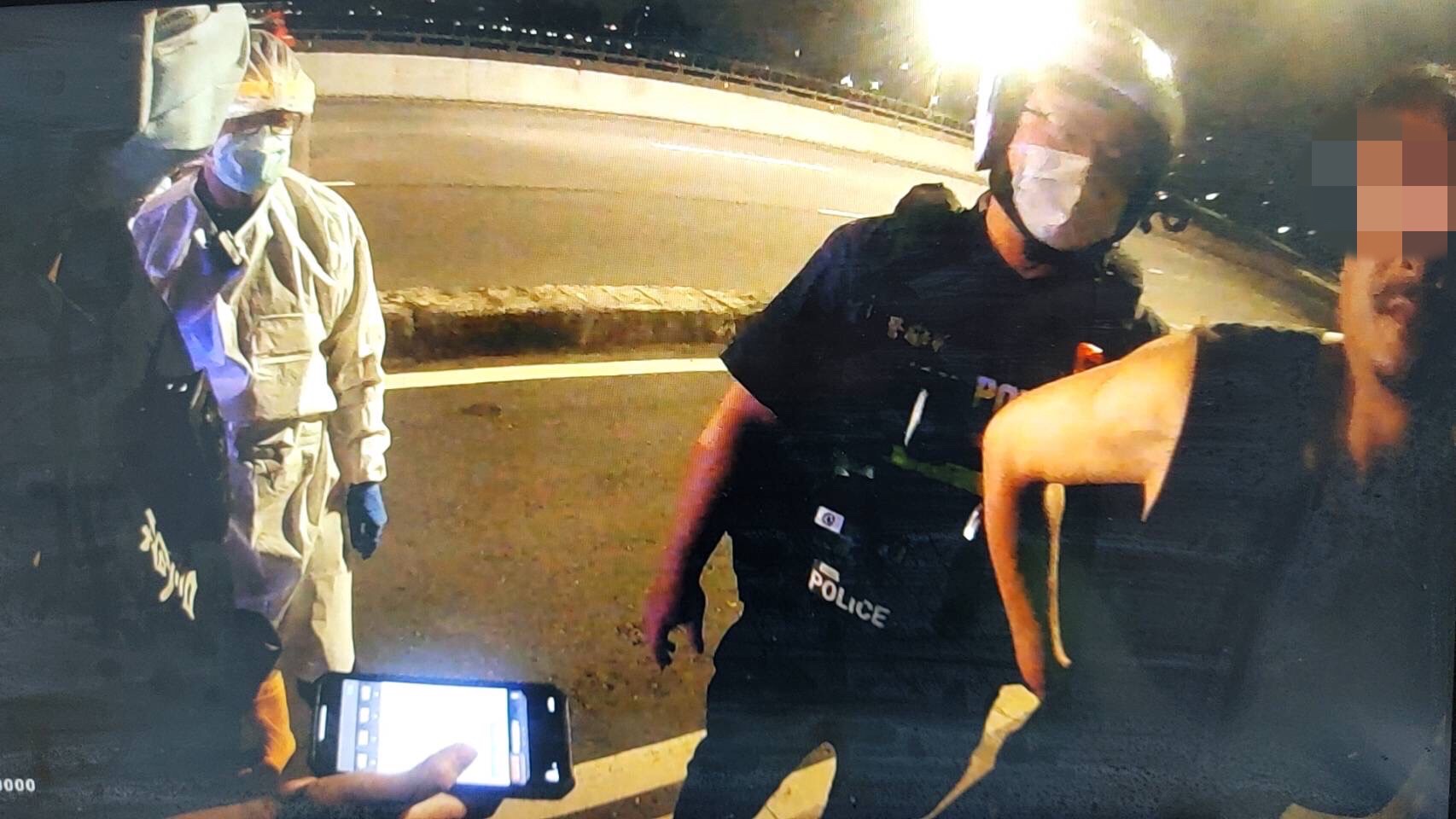 圖片說明：板橋警溫馨勸導跳橋男。（記者戴昱弘翻攝）
