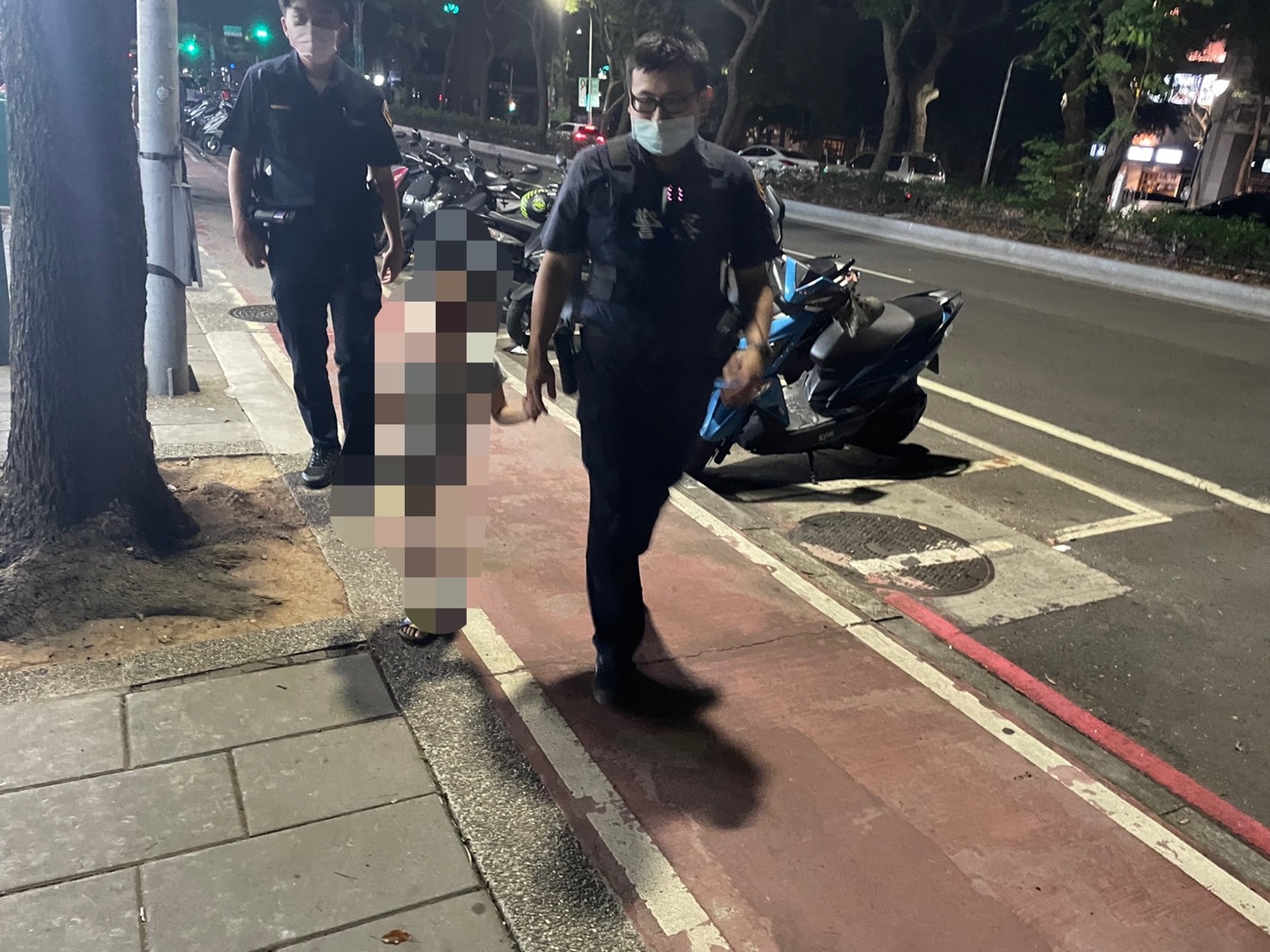圖片說明:林口警深夜幇4歲迷航女童找媽媽，用電腦系統協助查找社區助母女團圓。(記者吳萍翻攝）