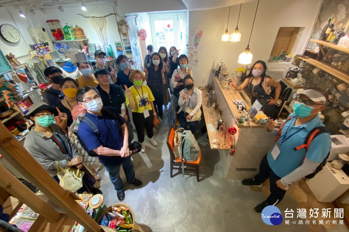 桃園市政府青年事務局與青年夥伴們參觀西尾半島物產店。<br /><br />