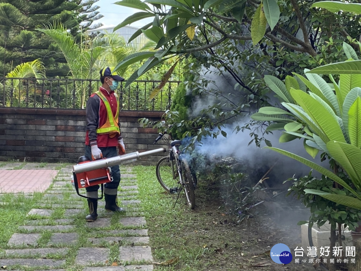台中出現今年首例本土登革熱,環保局派員前往個案住家周圍孳生源清除及噴藥。