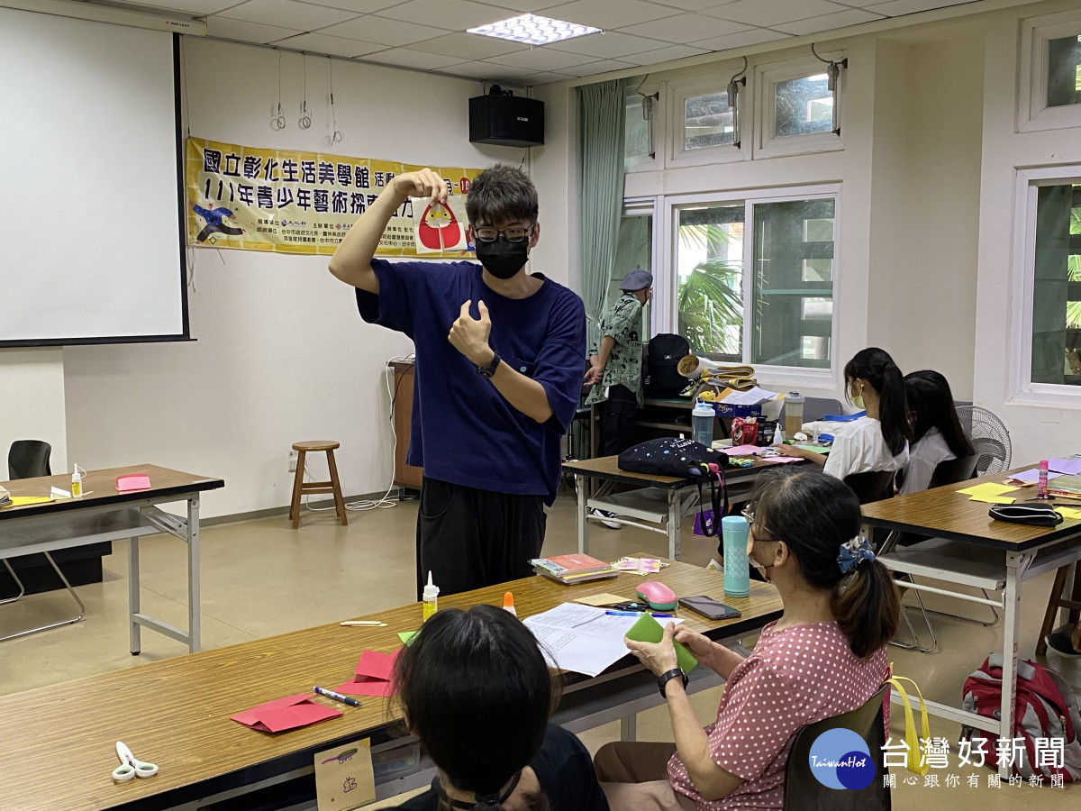 藝術家陳敬皓說明如何將在天空步道採集到的素材製作成為手工書。圖/彰化生活美學關提供