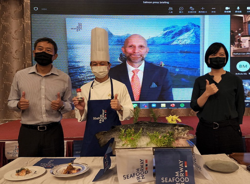 挪威海產推廣協會東南亞總監暨在台代表與欣臨企業行銷處長.企劃經理.李哲松主廚合影