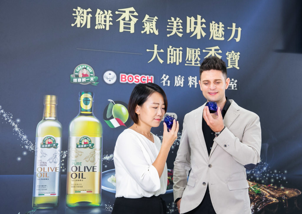 專業品油師王依亭(左)指出,得意的一天「頂級初榨橄欖油」運用冷壓初榨技術,完整保留新鮮橄欖的營養;義大利型男歌手吳子龍也大讚這是來自家鄉的橄