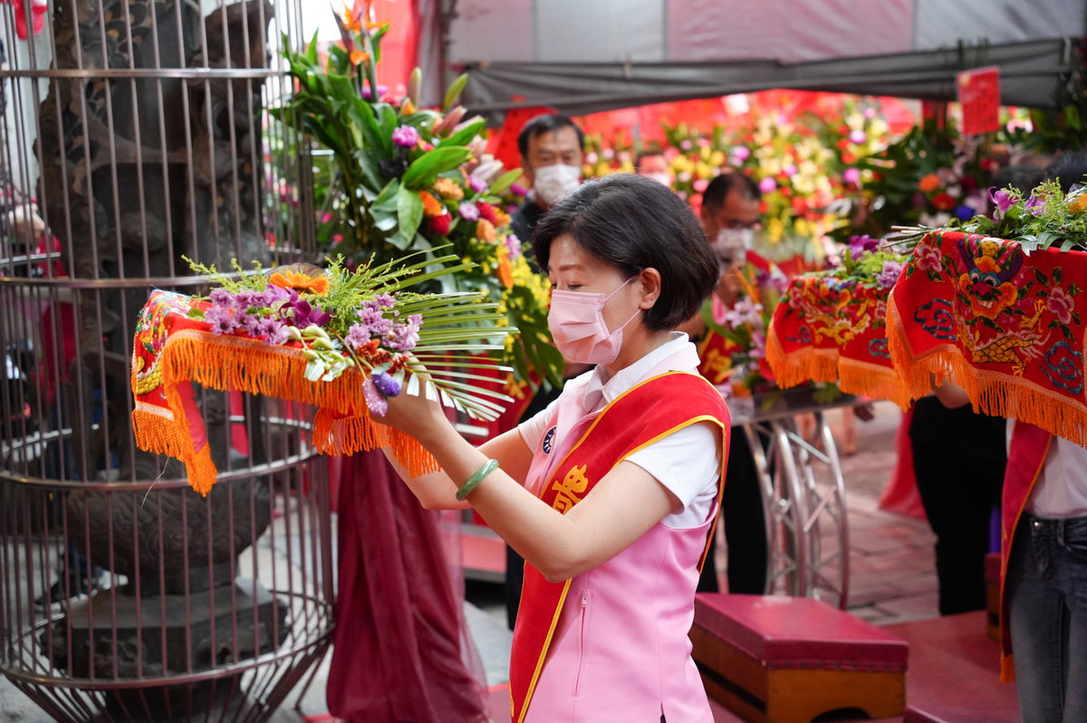 「嘉義縣長參選人王育敏參加大士爺文化祭祈福團拜」
