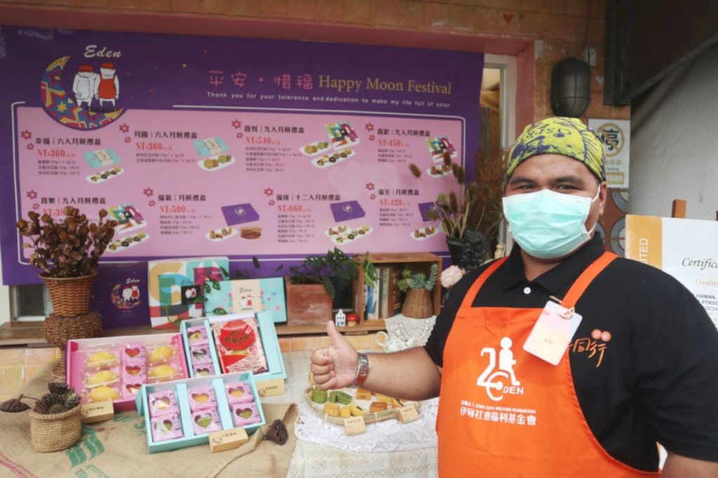 伊甸台東庇護工場-嗎哪食堂員工昊昊努力考照中，請大家幫他加油！(伊甸基金會提供)