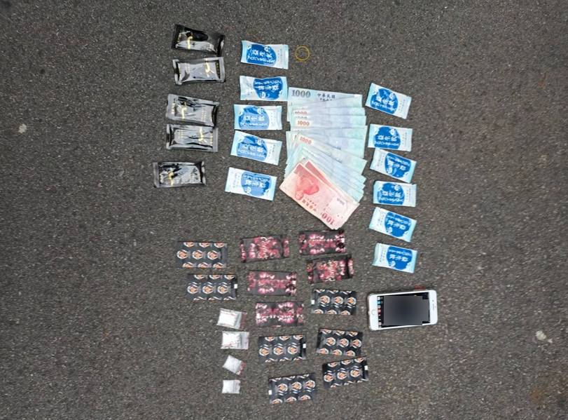 ▲警方於毒販身上查扣毒品咖啡包、愷他命、手機、現金1萬5,800元等證物 (圖/台中市警察局 提供)