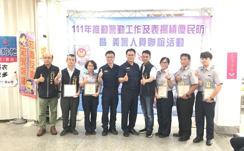▲警政監廖國政(中)、豐原分局長劉安杰(左4)與獲頒績優人員合照 (圖/台中豐原分局 提供)