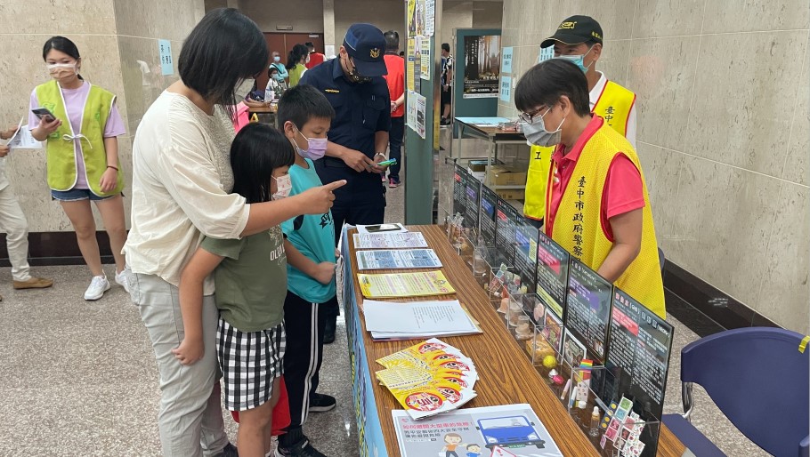 ▲中警三分局勤工所於中山醫學大學新生博覽會設攤,宣導毒品防制 (圖/台中市警察局 提供)
