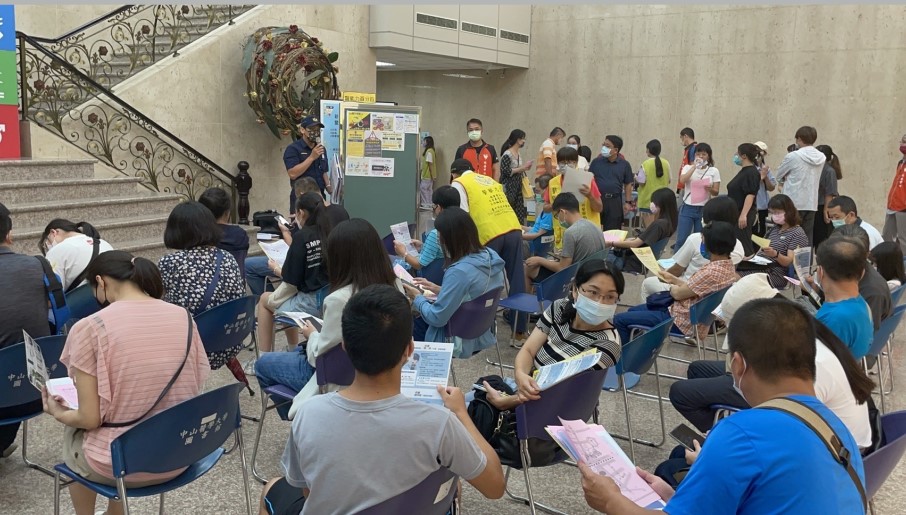 ▲員警透過實際案例,向新鮮人宣導各種詐騙型態與防詐須知 (圖/台中市警察局 提供)