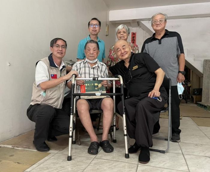 屏東縣榮服處聯結社會資源 關懷慰問百歲榮民人瑞