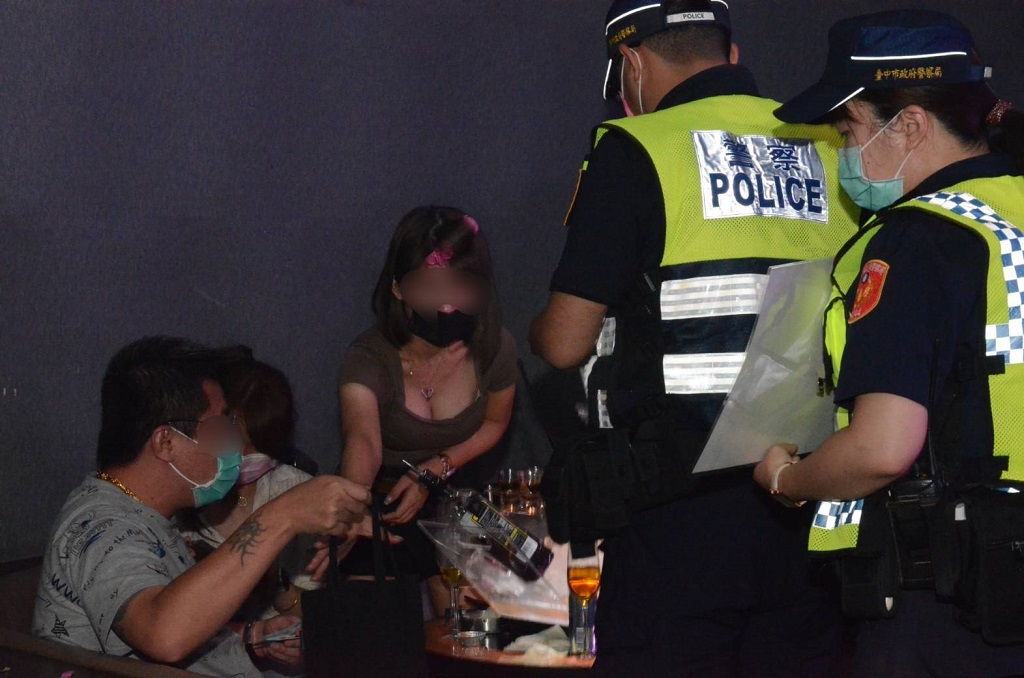 圖片說明：日前中市警六分局副分局長劉忠和前往西屯區夜店臨檢，並逐一宣導搭配手持拿看板，以押韻標語「海外打工要小心，被當豬仔會痛心」讓更多年輕族群知道打工詐騙的嚴重性。(記者謝榮浤翻攝) 