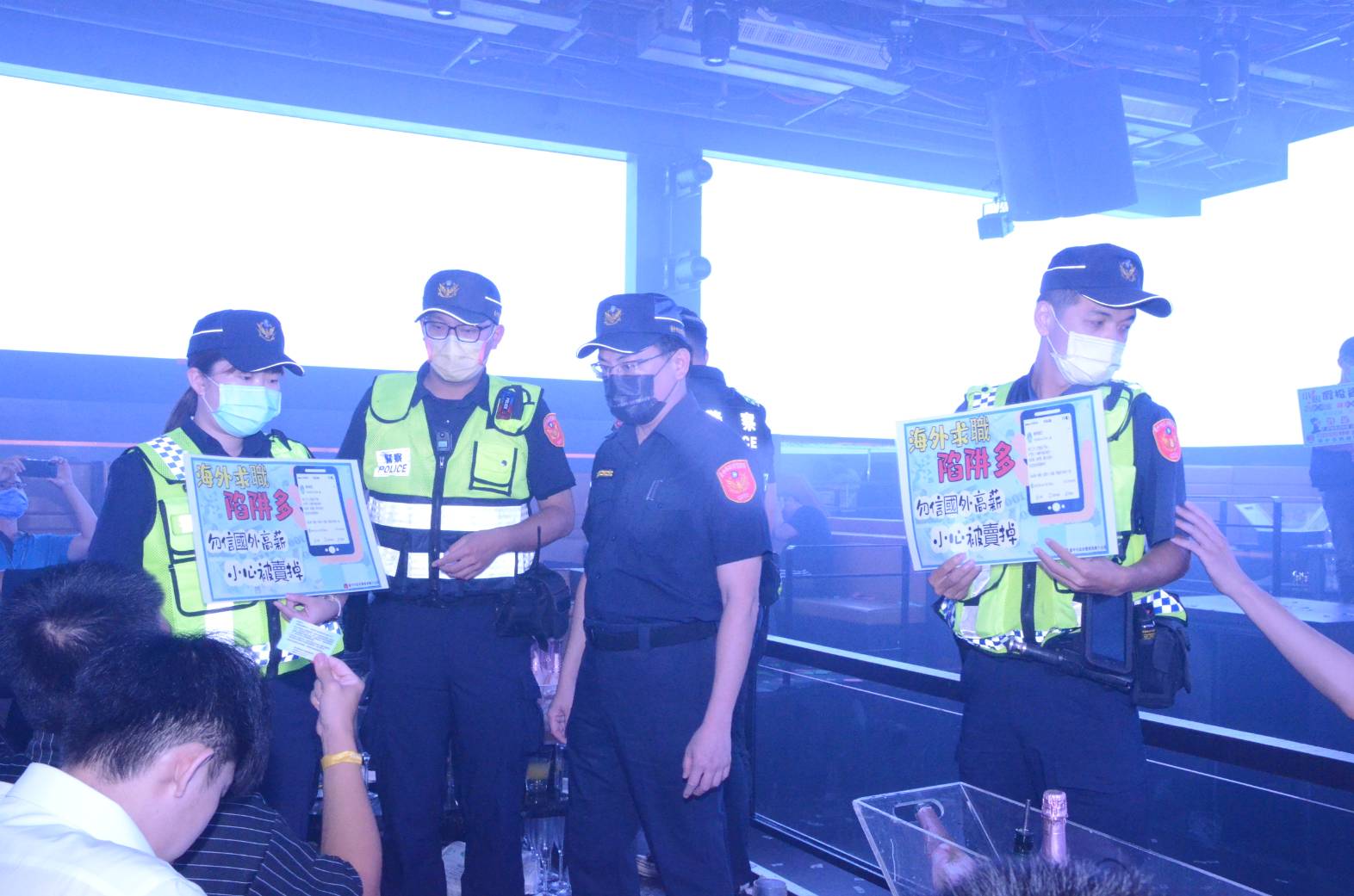 臺中市政府警察局第六分局,蔡元戎 圖片說明：日前中市警六分局副分局長劉忠和前往西屯區夜店臨檢，並逐一宣導搭配手持拿看板，以押韻標語「海外打工要小心，被當豬仔會痛心」讓更多年輕族群知道打工詐騙的嚴重性。(記者謝榮浤翻攝) 