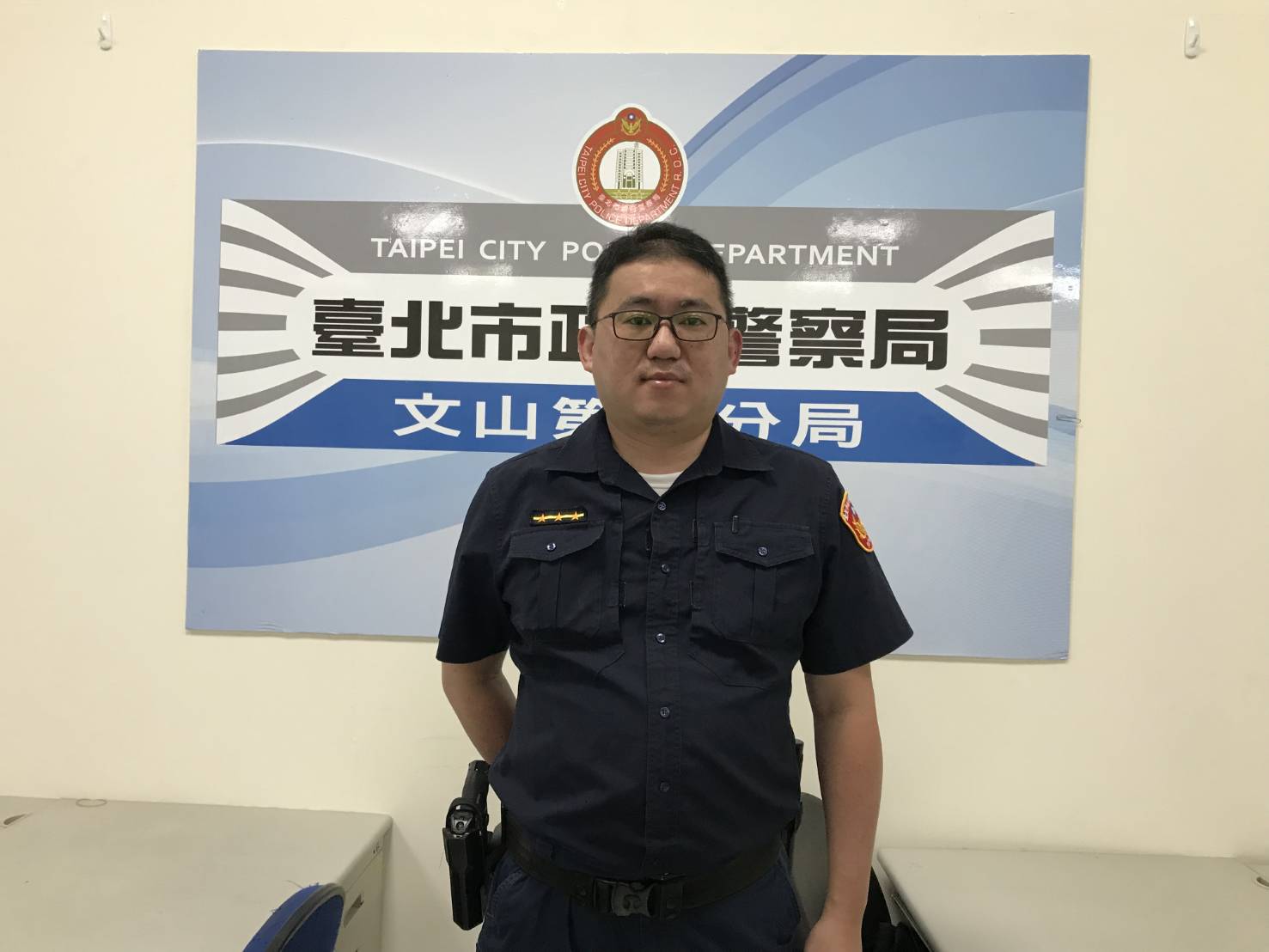圖片說明:景美所員警湯漢學速助迷途老婦找到回家路。(記者吳萍翻攝)