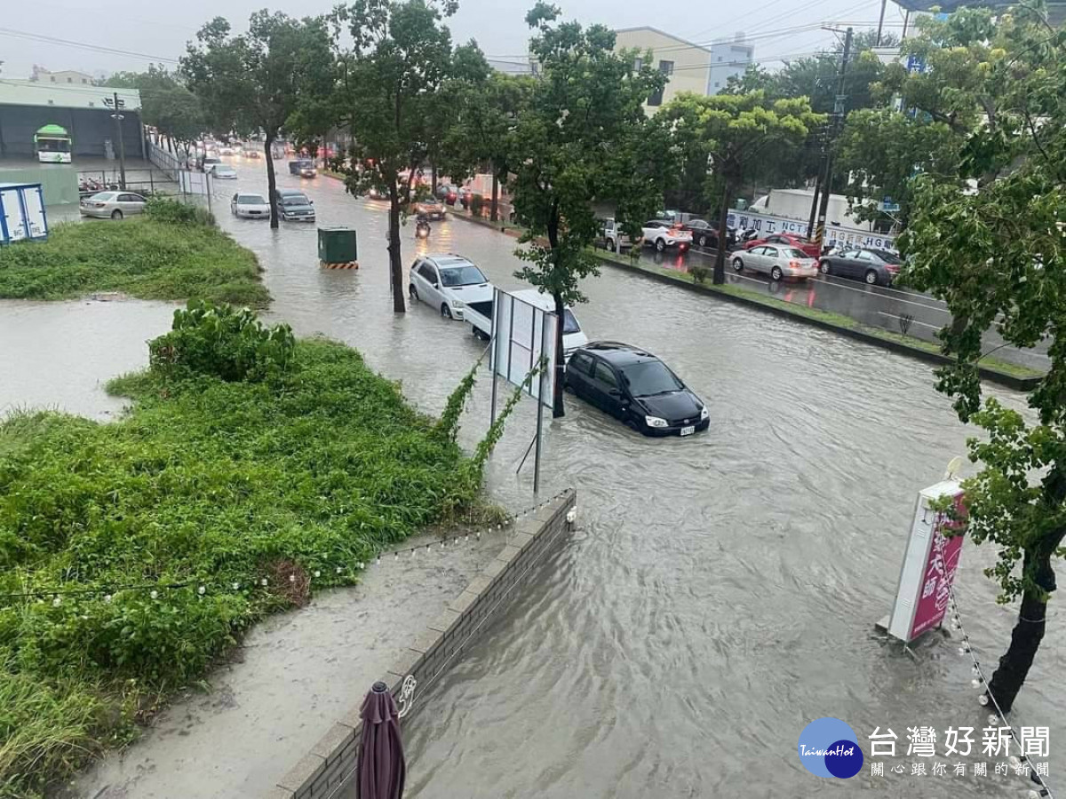 台中市豐勢路二段因側溝排水容量不足，每逢急降雨必淹。