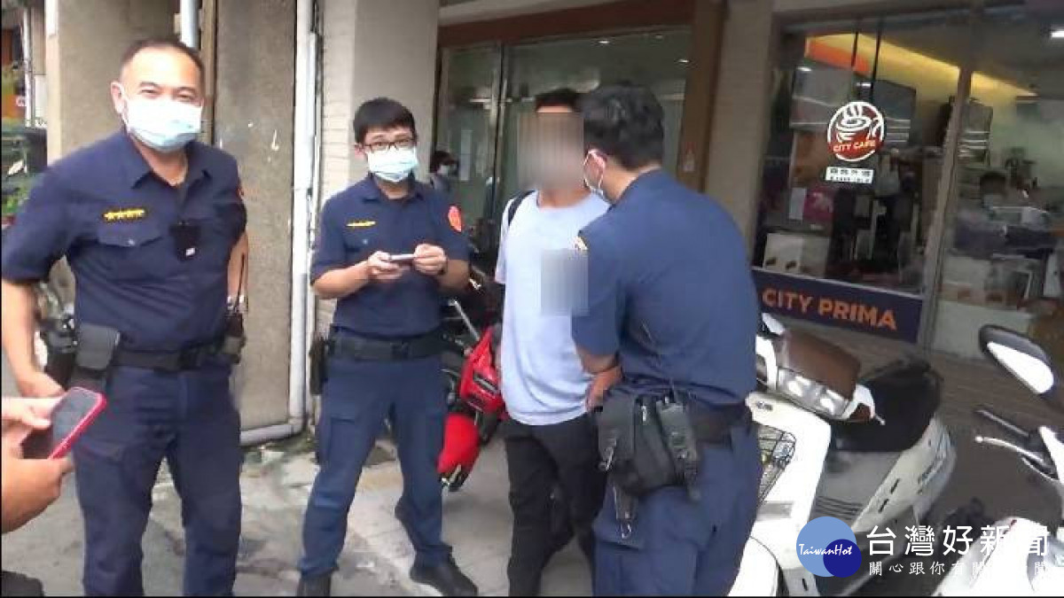 林姓女嫌繳交22萬元贓款給何姓車手，遭警方依現行犯逮捕歸案。