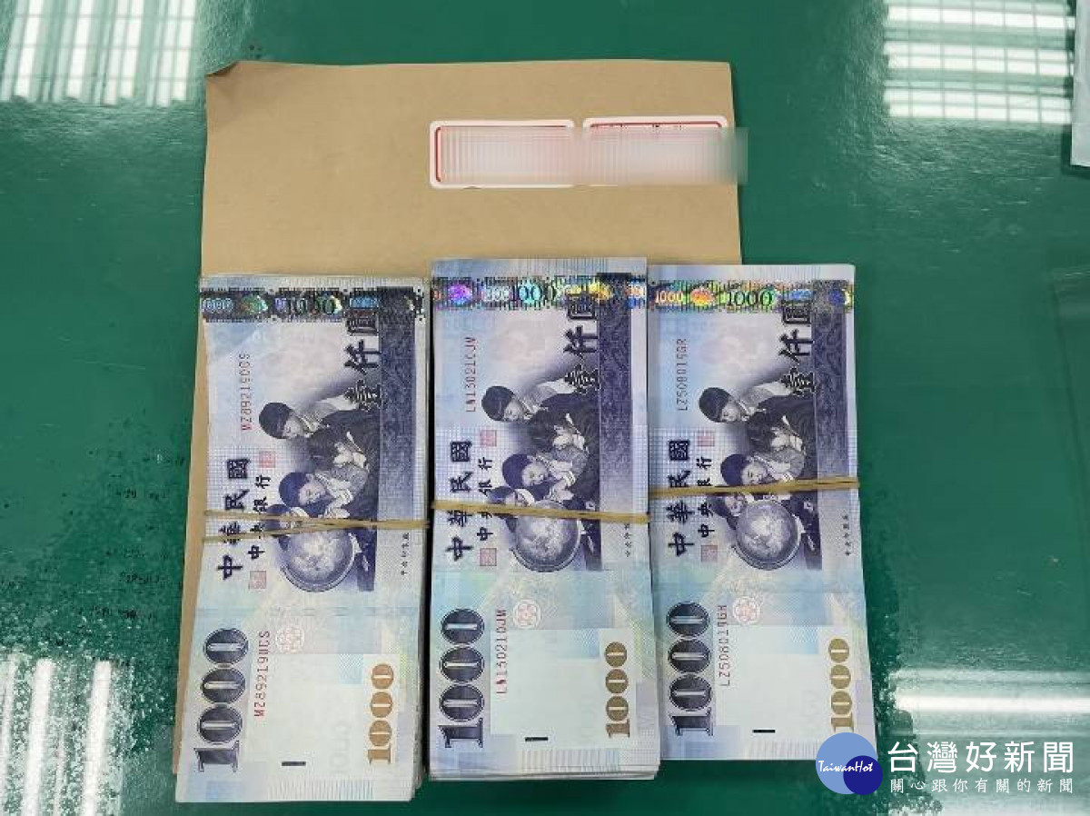 警方起獲新台幣77萬元、三張提款卡等證物,