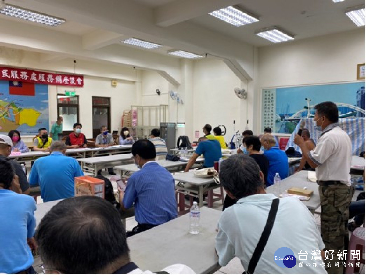 座談會榮民發言踴躍,李復鄉總幹事及各機構代表仔細聆聽逐一回覆