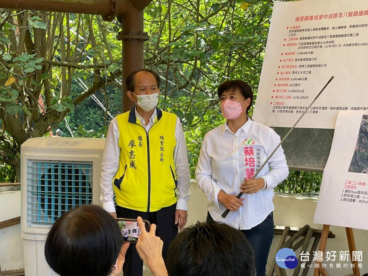 蔡培慧說明中成路及八股路的道路鋪面改善等等工程。