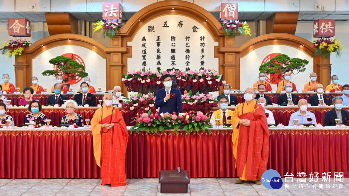 ▲19日是星雲大師96歲壽誕，高雄市長陳其邁上山恭祝星雲大師法體康泰。（圖／記者 許高祥 翻攝）
