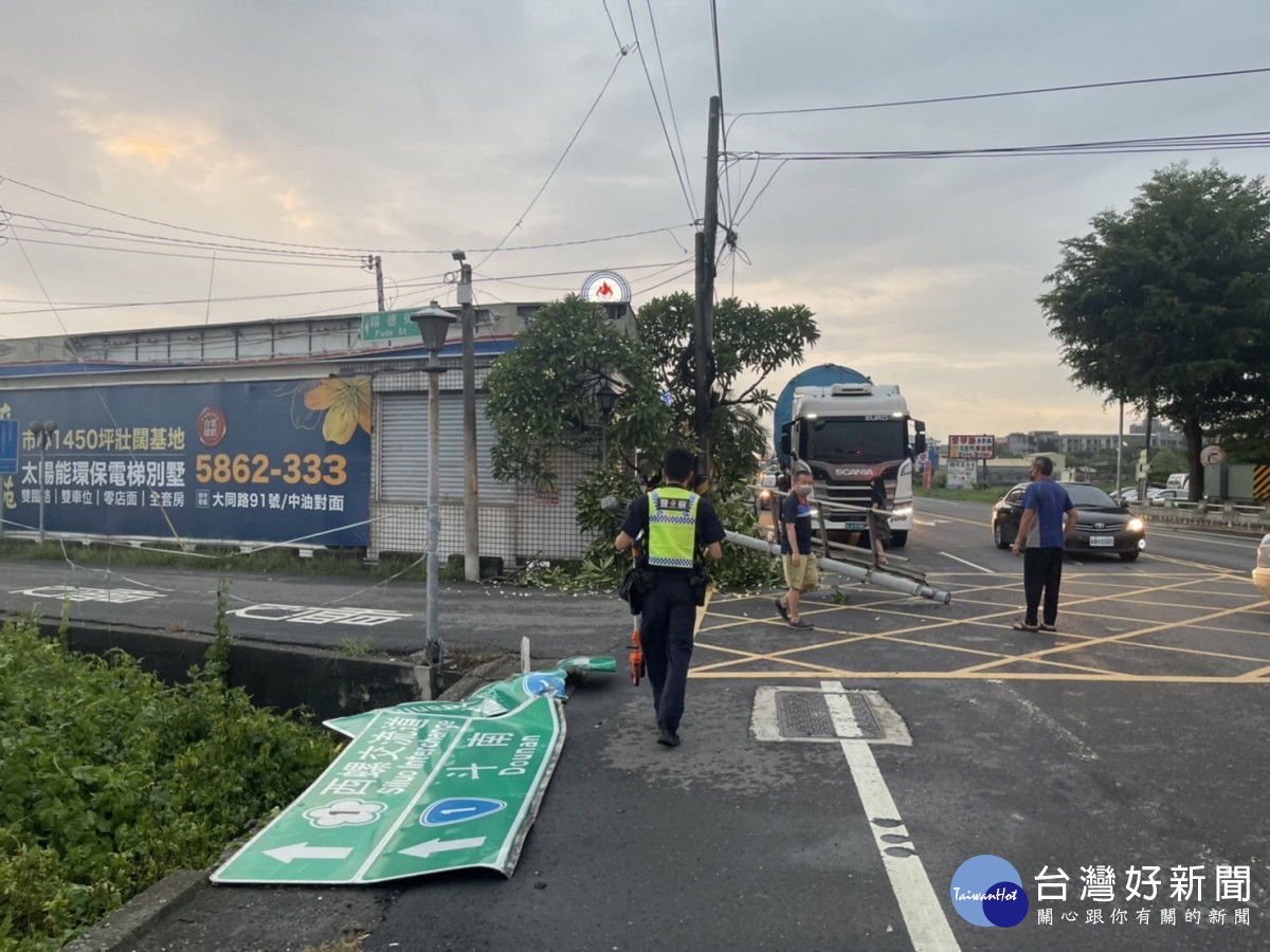 貨車駕駛不慎撞倒大型路牌，西螺警火速排除恢復交通/李光揚翻攝