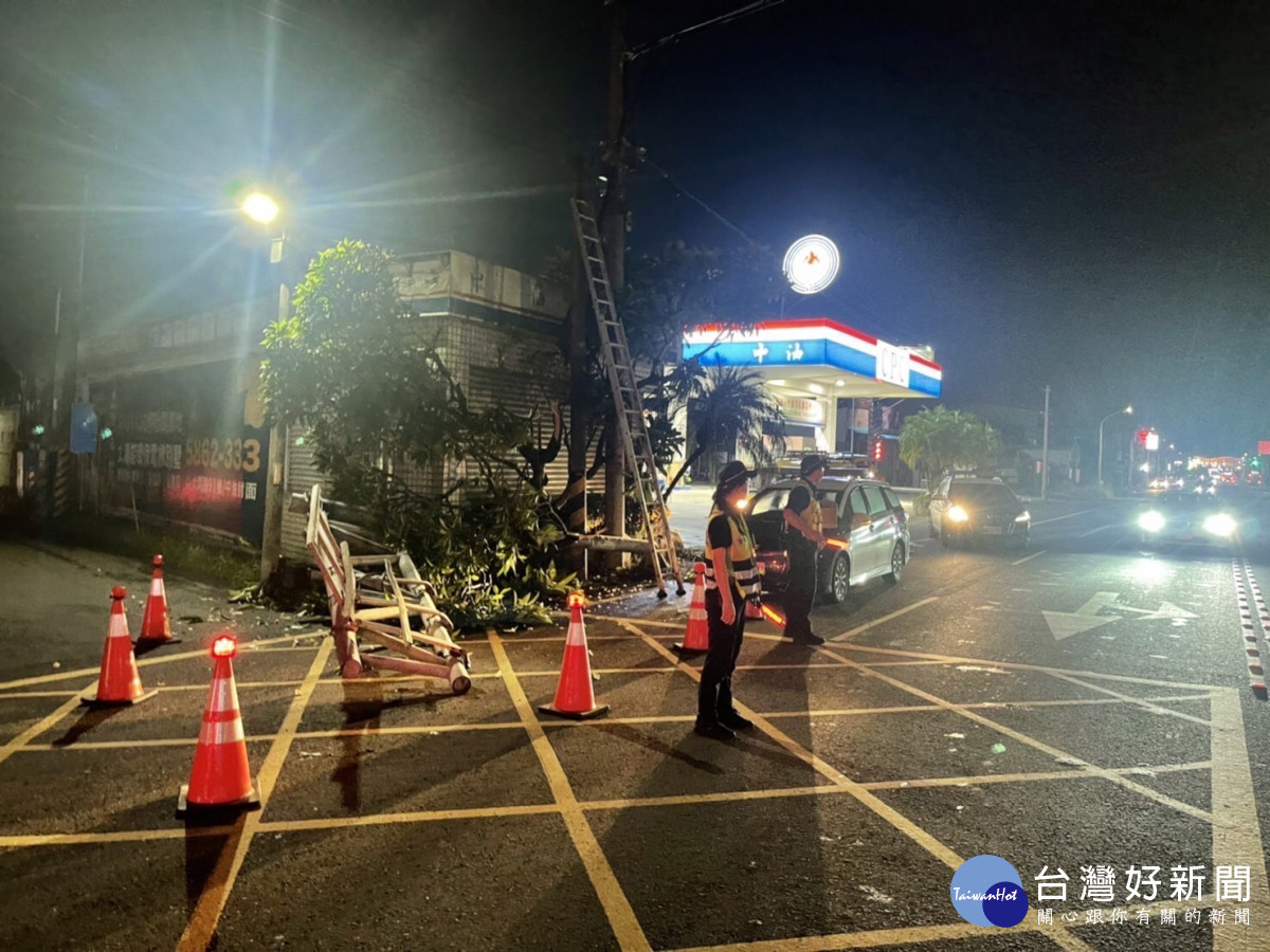 西螺警見車輛因駕駛不慎撞倒的大型路牌,立即擺放交通錐並指揮過往車輛改道行駛/李光揚翻攝