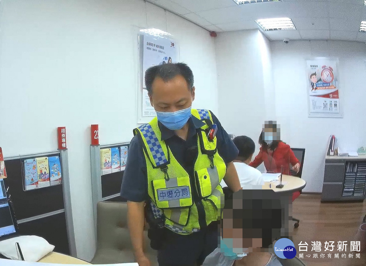 銀行員通報警方，經員警耐心向民眾解說及平時辦案經驗，成功攔阻新臺幣24萬元。<br /><br /> <br /><br /> 